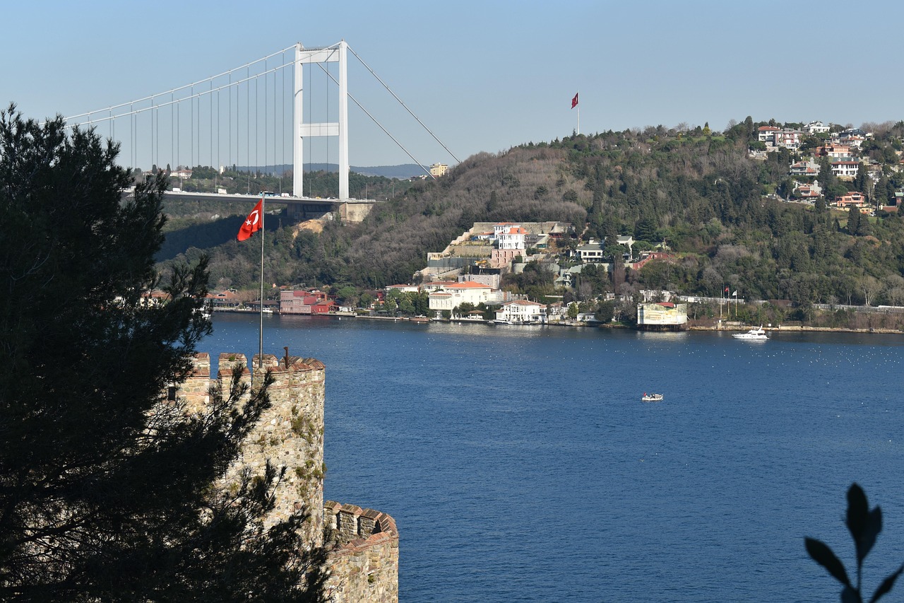 Dörfliche Ruhe in Kanlıca und Anadolu Hisarı mit Route und Preisen für die Bosporus-Fähre