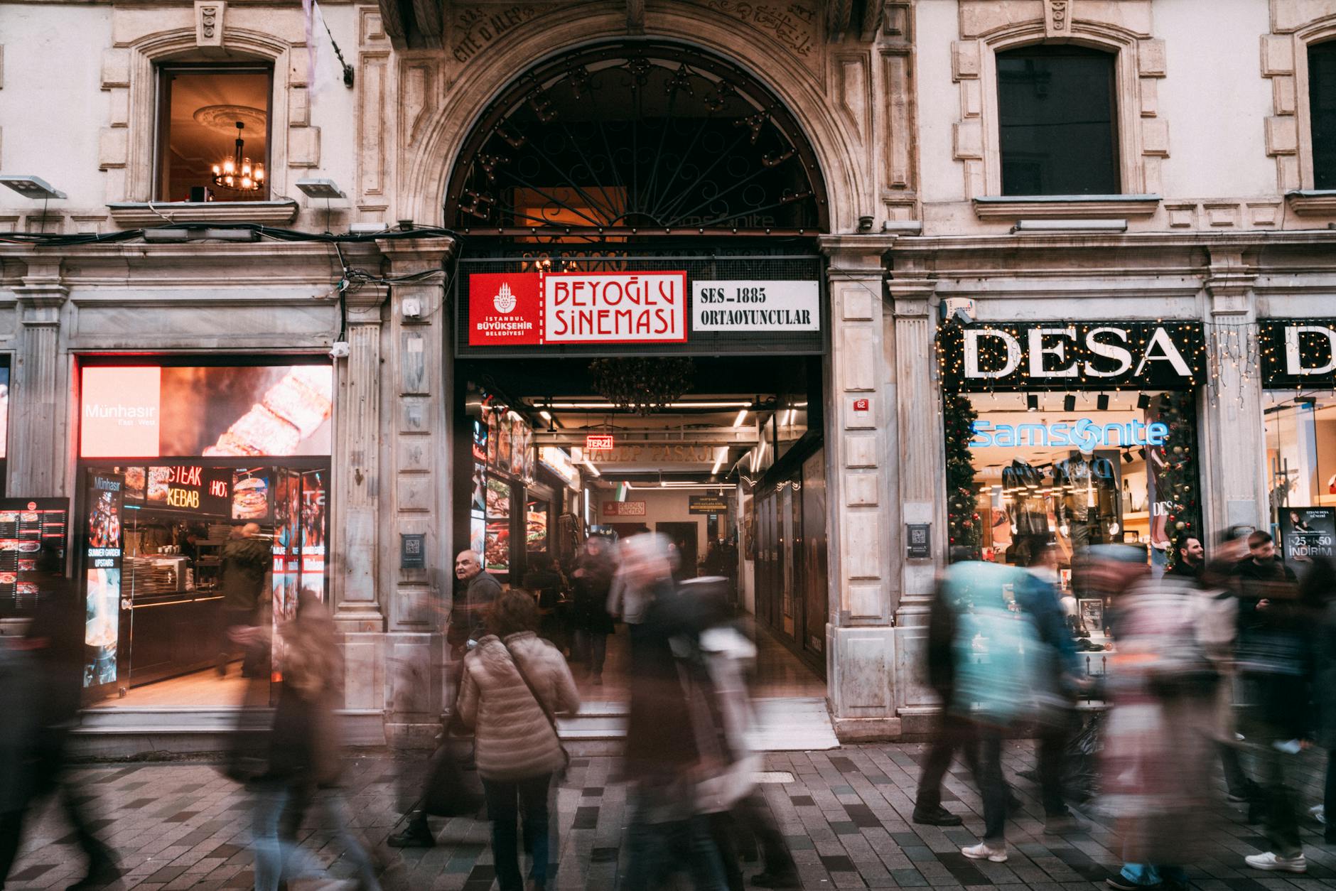 Der markante Eingang zum historischen Beyoğlu Sineması an der belebten Istiklal Caddesi.