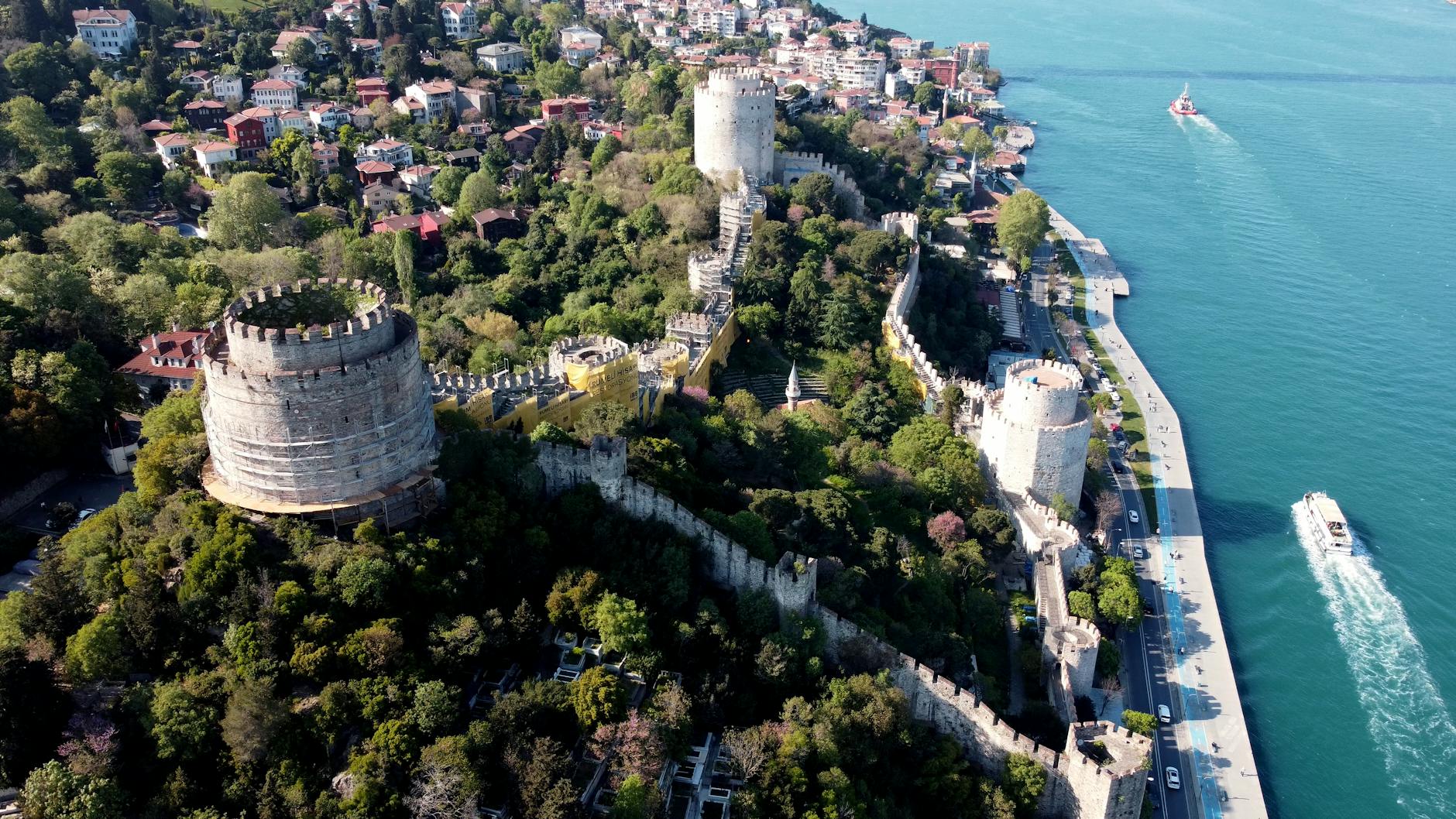Spektakuläre Luftansicht der gesamten Anlage der Rumeli Hisarı Festung.