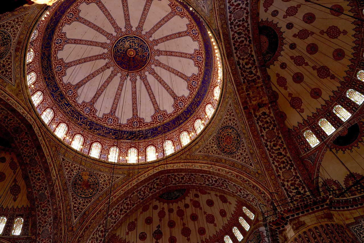 Die prächtig verzierte Deckenkuppel im Inneren der Blauen Moschee in Istanbul.
