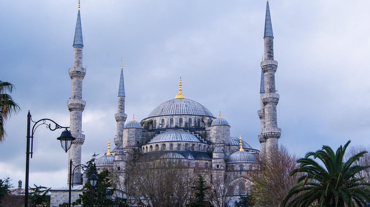 Die beeindruckende Außenansicht der Blauen Moschee mit ihren sechs markanten Minaretten.