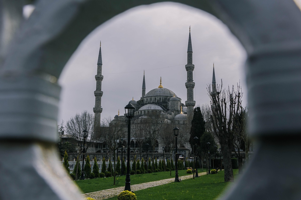 Die berühmte Blaue Moschee in Istanbul durch einen Torbogen im Stadtteil Sultanahmet betrachtet.