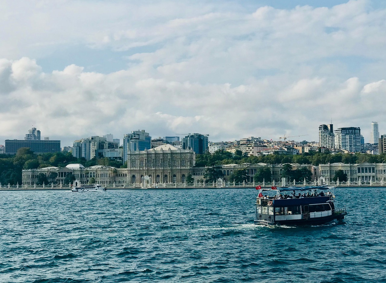 Dolmabahçe und Bosporus im Abendlicht