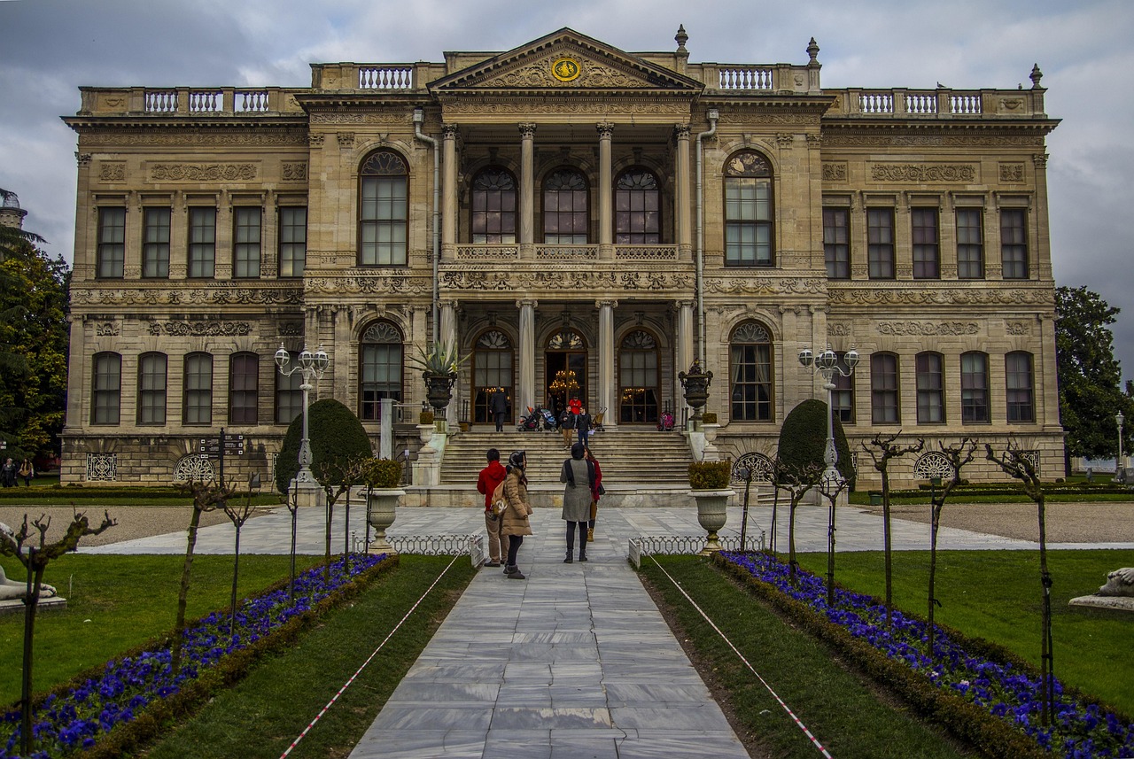 Besucher betreten den prächtigen Selamlık-Trakt des Dolmabahçe Palasts durch den Garten.