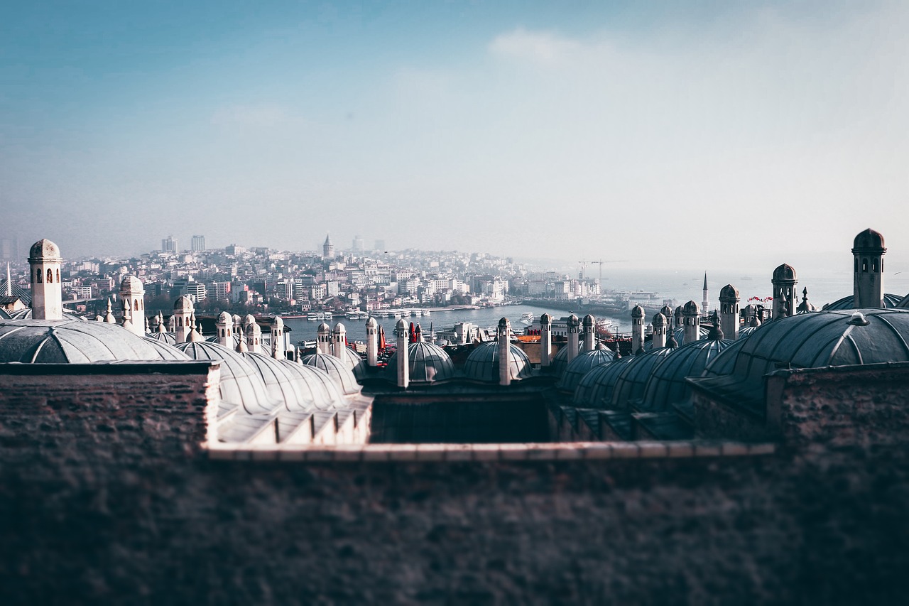 Historische Kuppeln der Süleymaniye-Moschee mit weitem Blick über das Goldene Horn.
