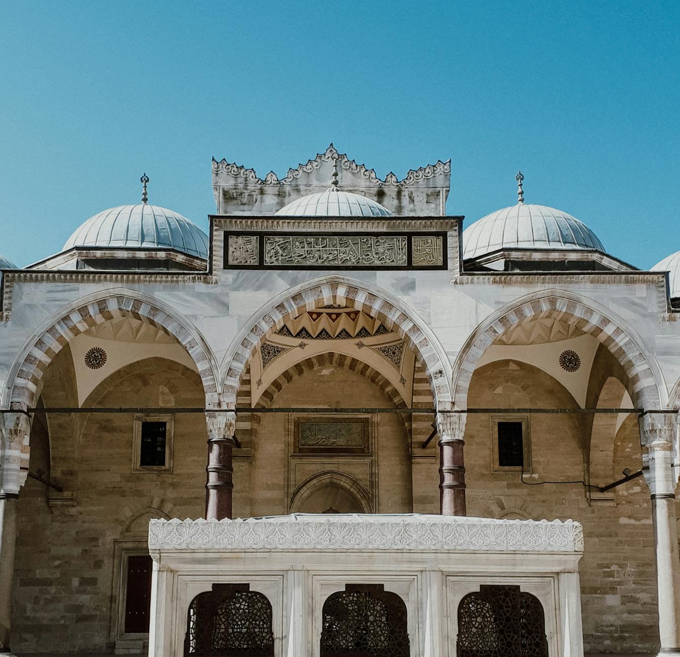 Blick auf die Fassade und Minarette der Nuruosmaniye Moschee vom Innenhof aus.