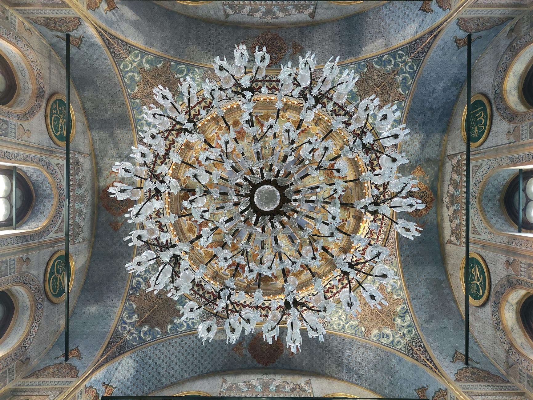 Prachtvoller Innenraum der Nuruosmaniye Moschee mit Marmorwänden und vielen bunten Glasfenstern.