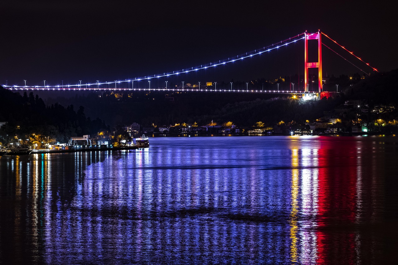 Die beleuchtete Fatih-Sultan-Mehmet-Brücke bei Nacht über dem dunklen Wasser des Bosporus.