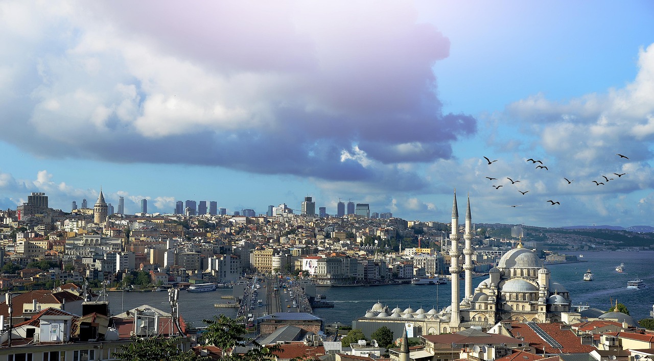 Die Galata-Brücke am Goldenen Horn mit Fischern und traditionellen Balık-Ekmek-Ständen darunter.