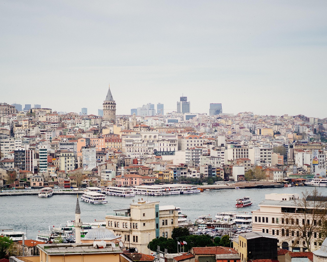 Blick auf den Galataturm und das Goldene Horn in der Metropole Istanbul.