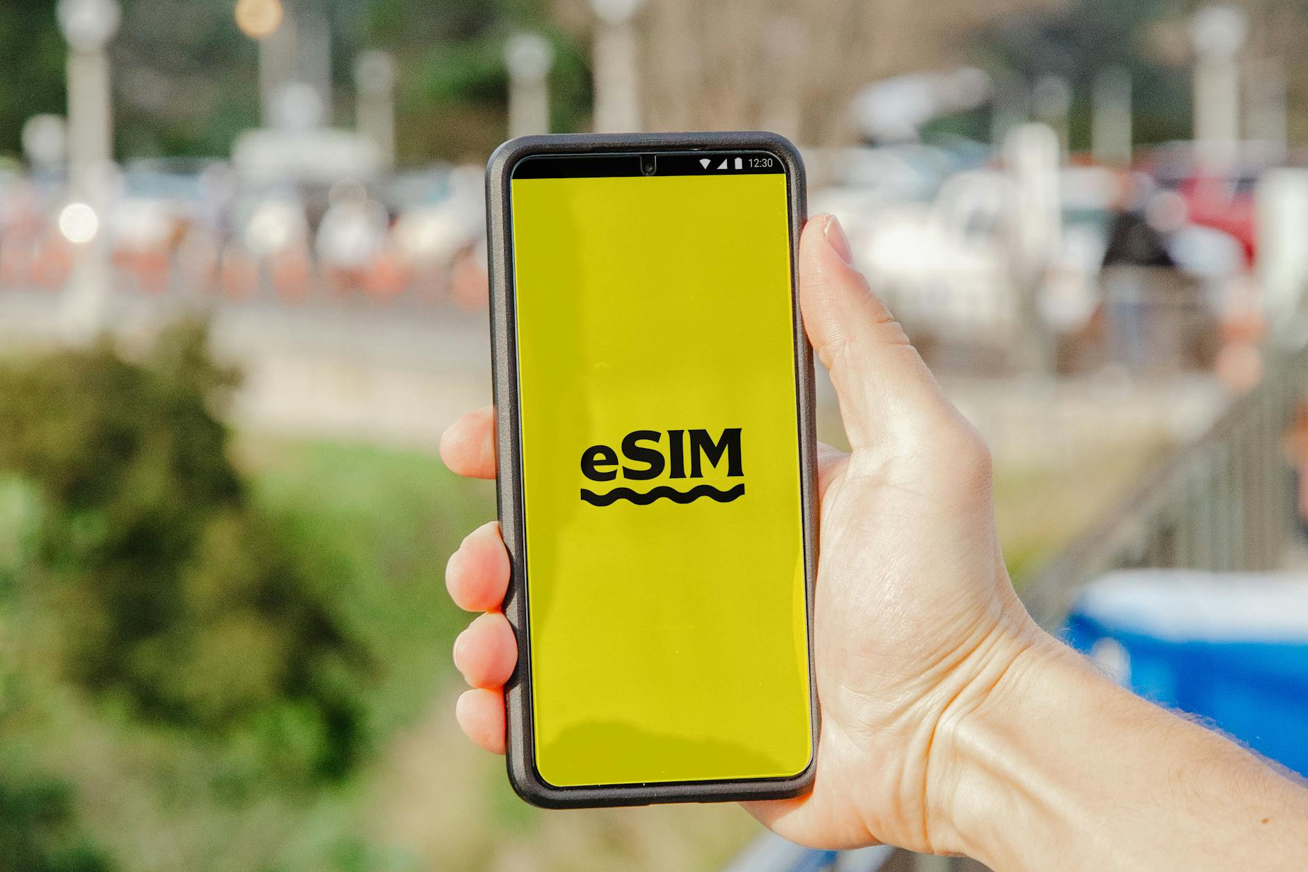 Eine Hand hält ein Smartphone mit der Anzeige eSIM auf dem Bildschirm.