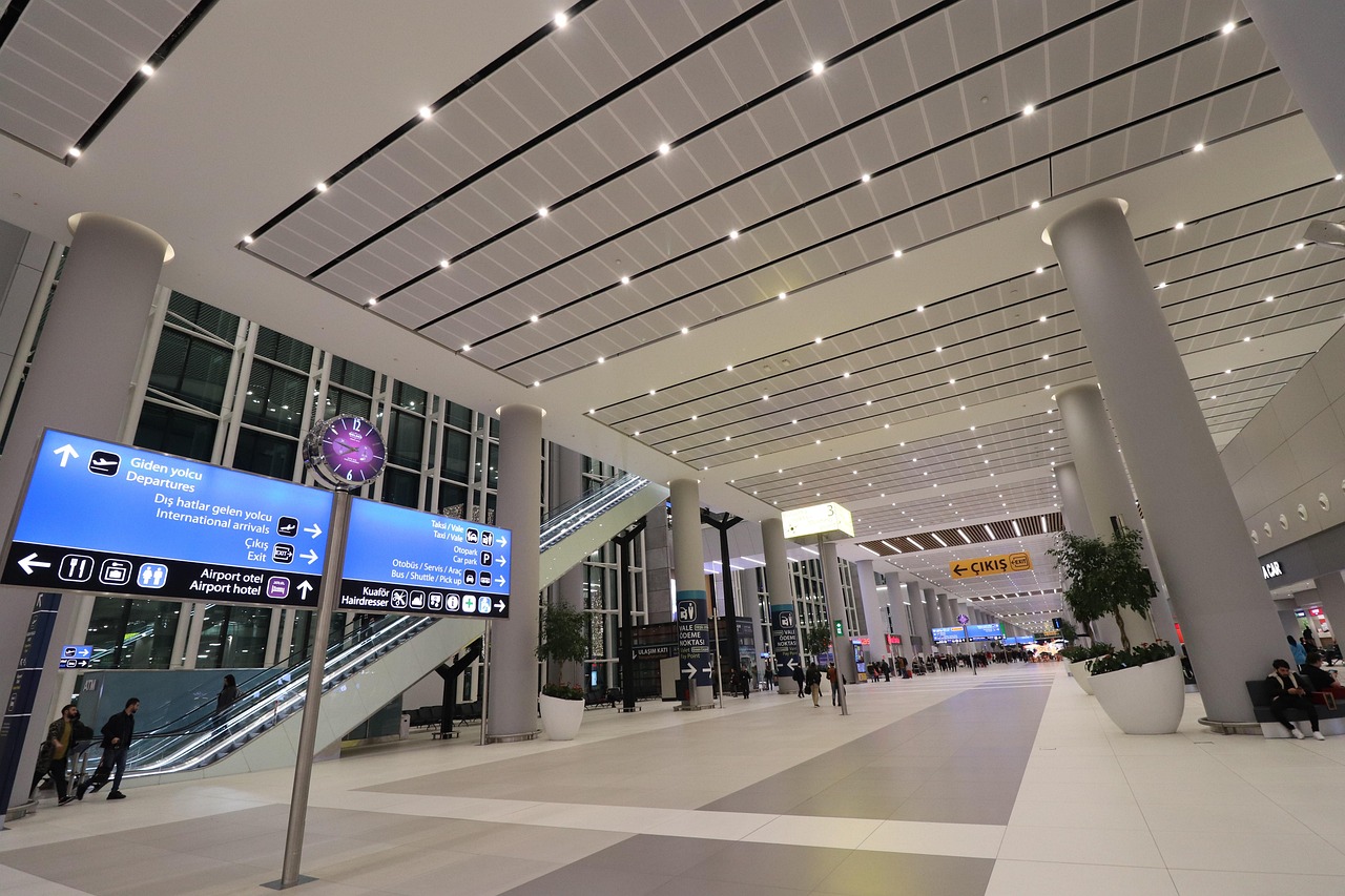 Wegweiser für Busse und Taxis in der modernen Ankunftshalle am Flughafen Istanbul.