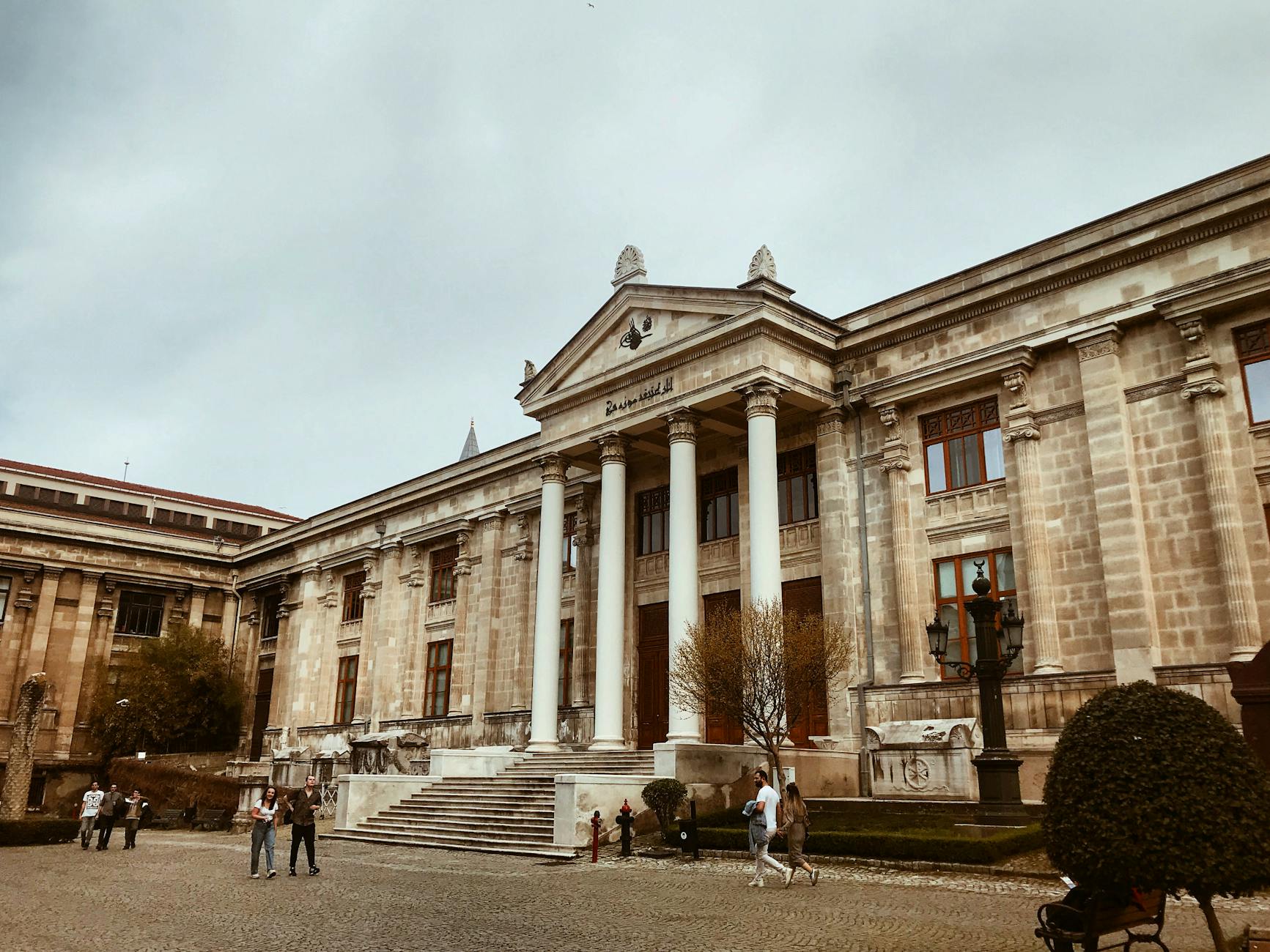 Die beeindruckende klassizistische Fassade des Hauptgebäudes der Archäologischen Museen Istanbul.