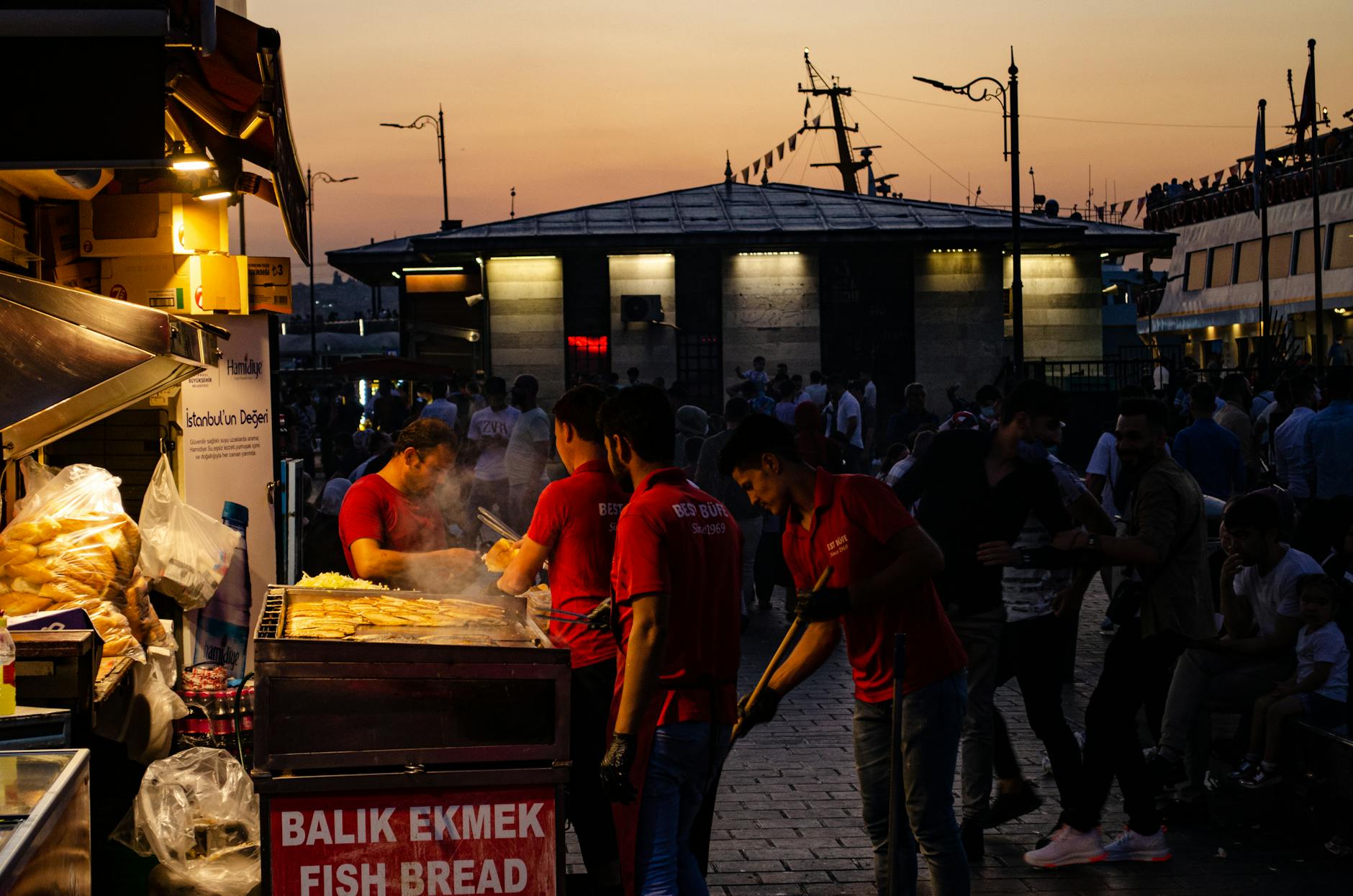 Knuspriger Balık Ekmek am Goldenen Horn mit Tipps für authentische Stände und aktuelle Preise