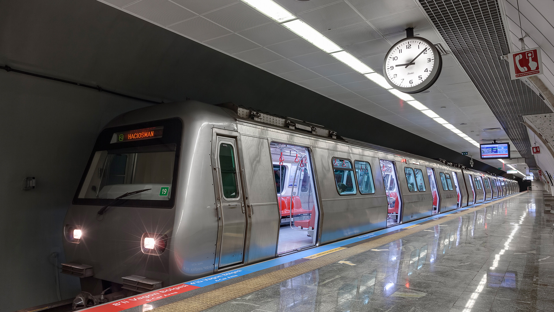 Moderne U-Bahn-Station in Istanbul mit glänzenden Zügen und sauberen Plattformen