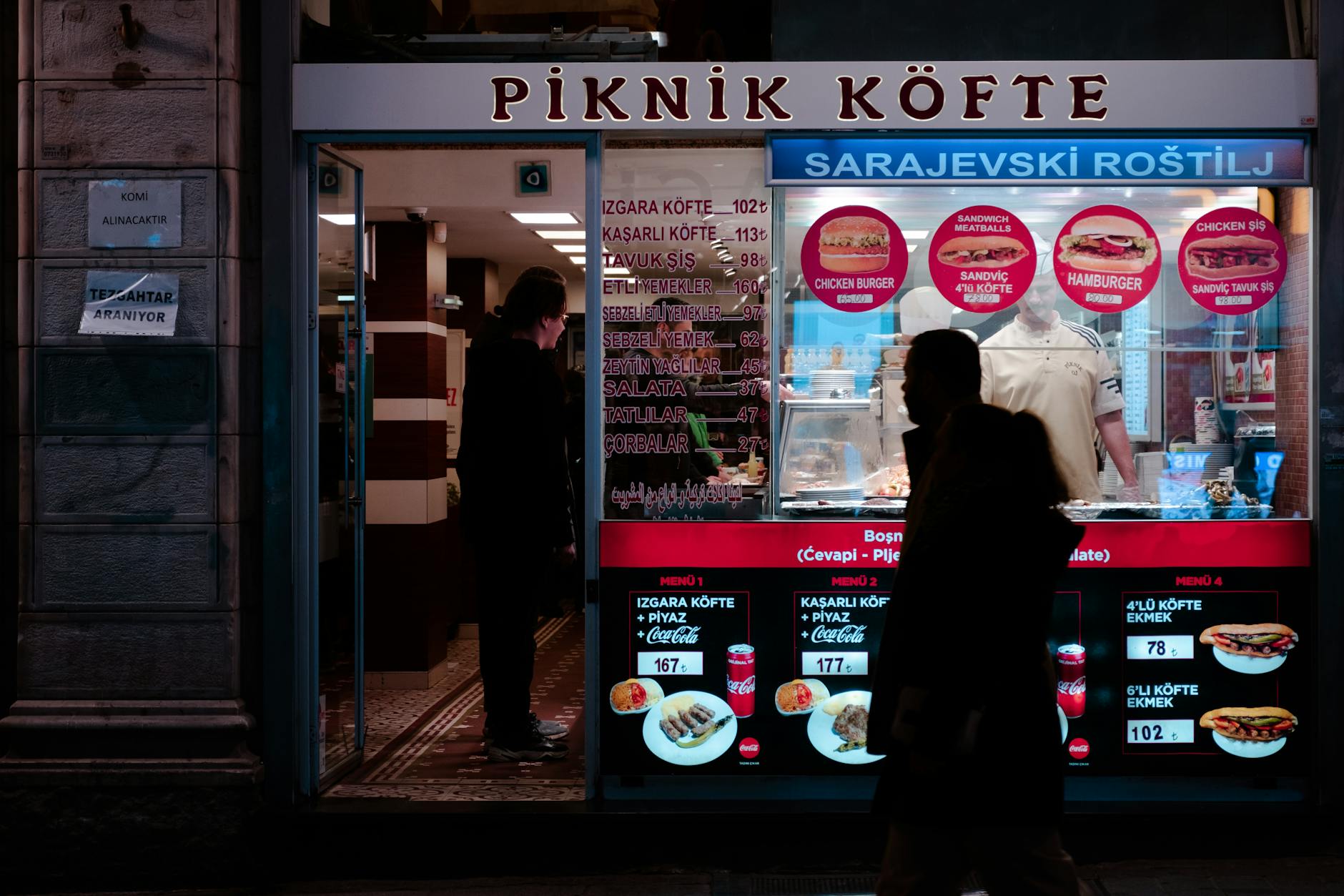 Ein beleuchteter Piknik-Köfte-Imbiss in Istanbul zeigt traditionelle Fleischgerichte und faire Preise.