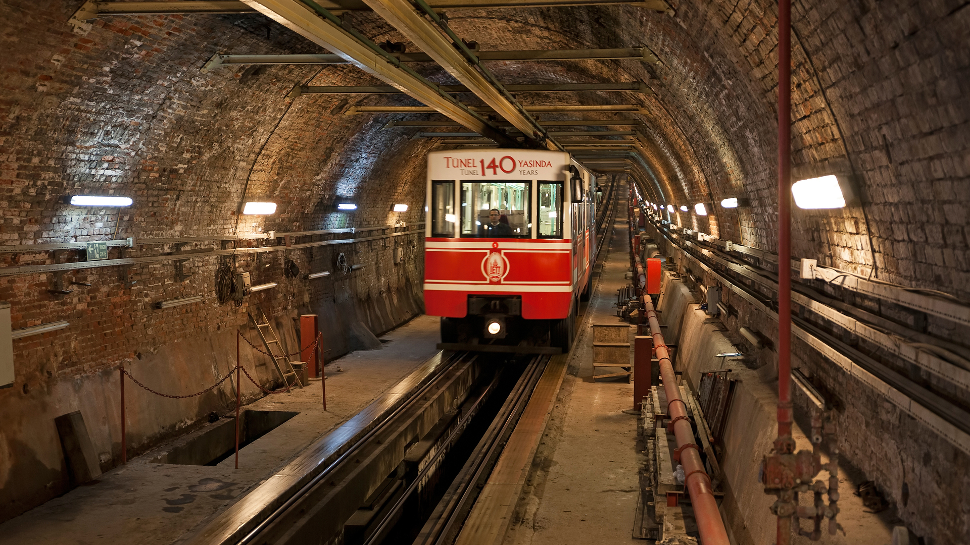 Historischer Tünel-Tunnel in Istanbul – die zweitälteste U-Bahn der Welt