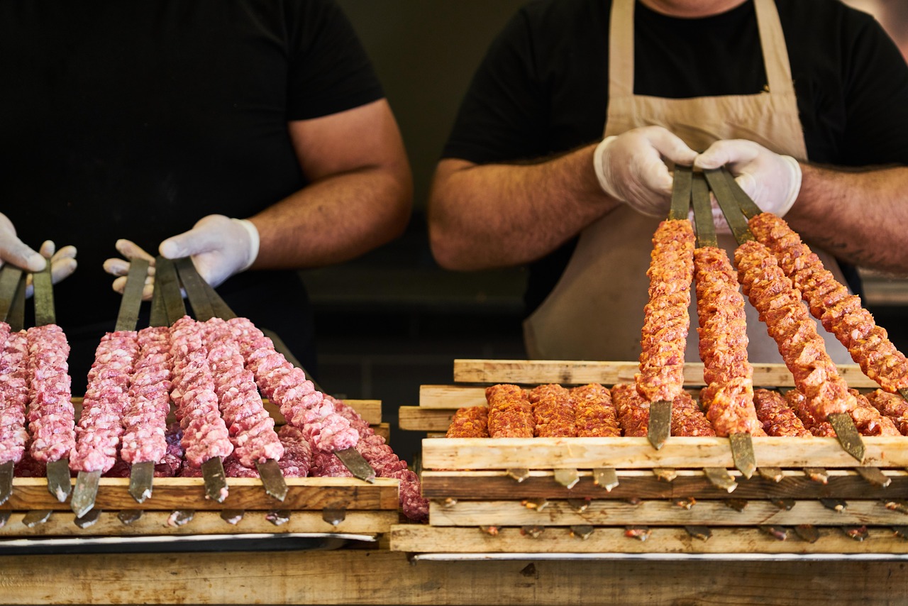 Würziger Cağ Kebabı vom horizontalen Spieß mit Tipps für authentische Lokale und aktuelle Preise