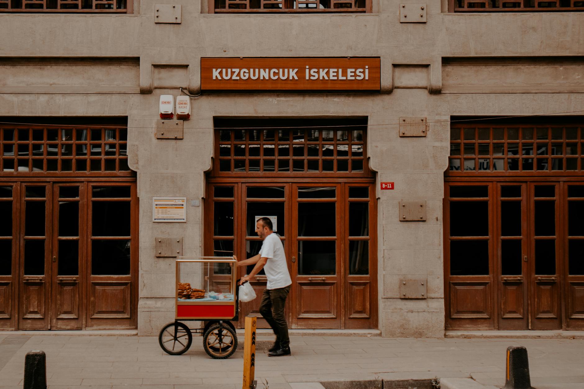 Der Eingang zur historischen Fährenstation Çengelköy İskelesi am Bosporus.