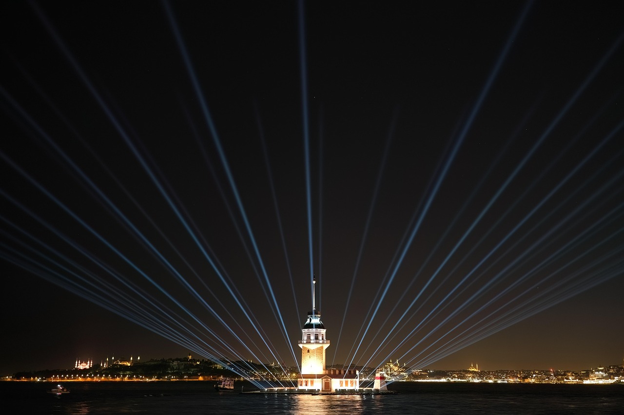 Der Mädchenturm in Istanbul erstrahlt bei Nacht mit einer spektakulären Lichtshow über dem Bosporus.