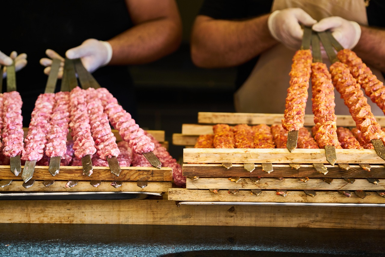 Frische Kebab-Zubereitung im traditionellen Ocakbaşı-Stil
