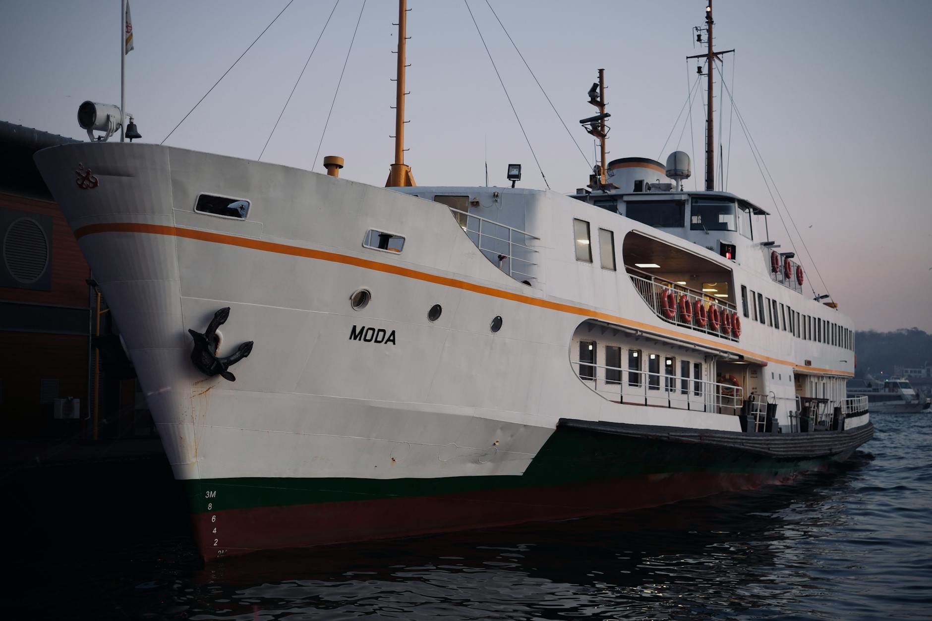 Die Fähre 'Moda' liegt am Anleger in Istanbul, ein typisches Transportmittel für die Überfahrt nach Kadıköy.