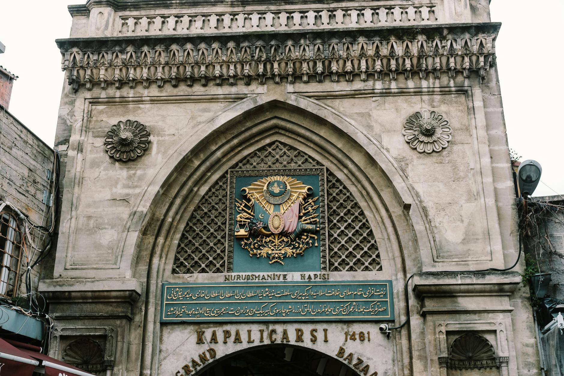 Die barocke Nuruosmaniye Moschee am Großen Basar mit Tipps zur Architektur und aktuellen Besuchszeiten