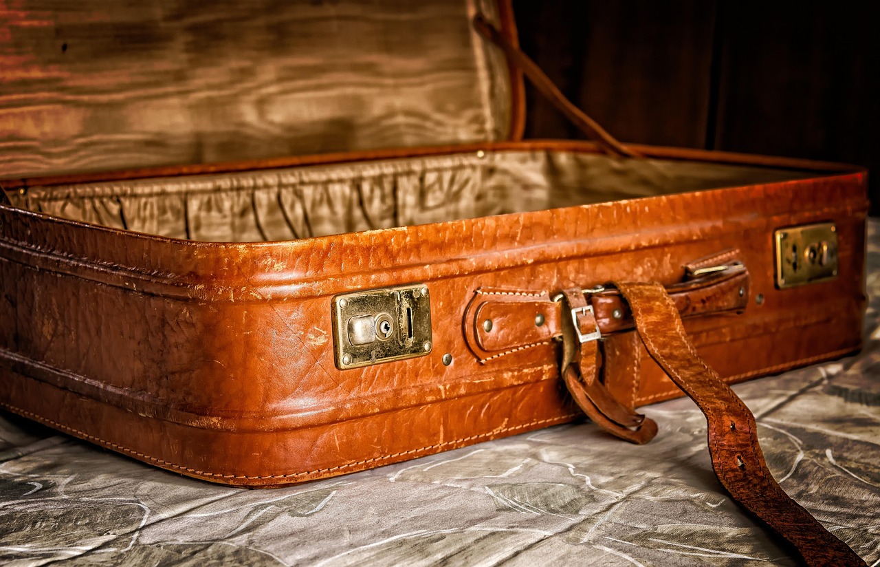 Ein offener brauner Lederkoffer liegt bereit für die sichere Aufbewahrung von Reisegepäck.