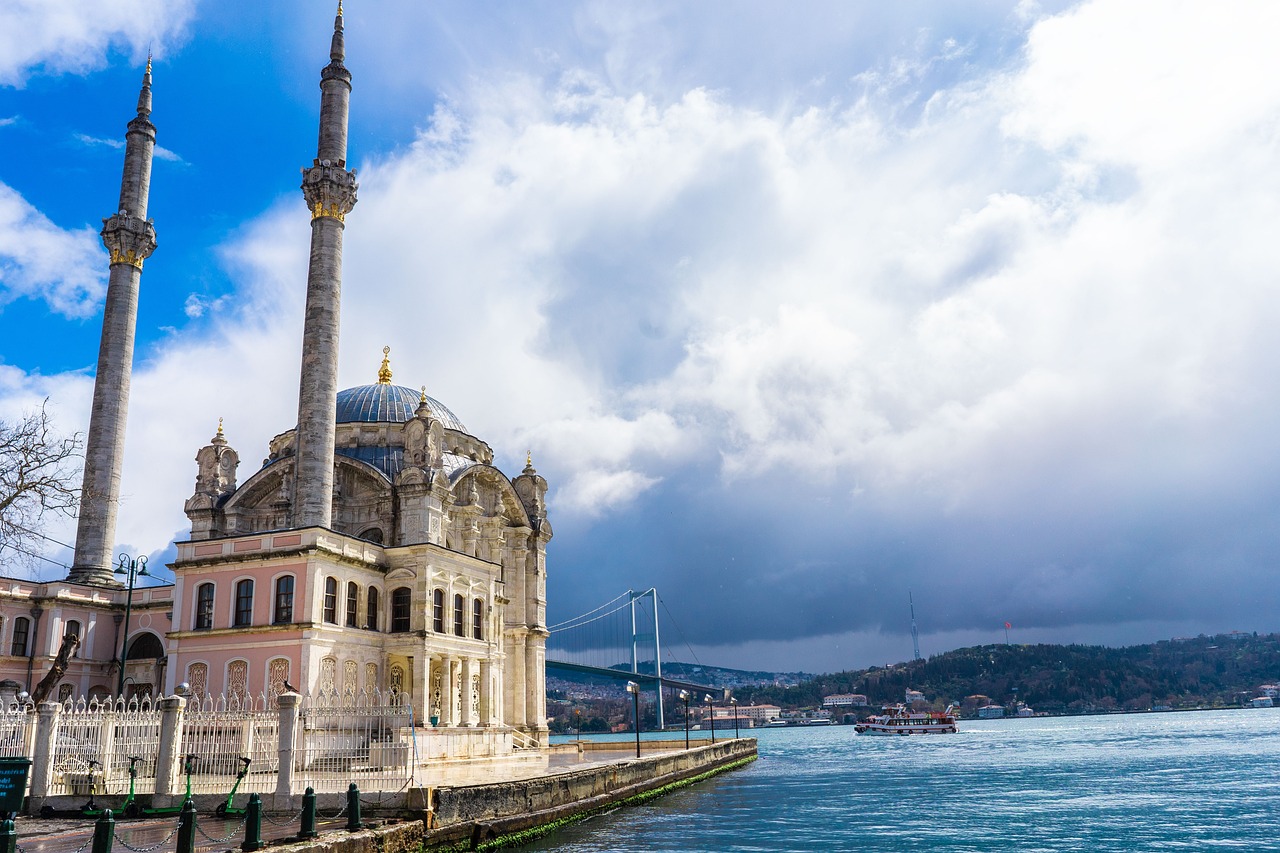Die Ortaköy-Moschee und die Bosporus-Brücke in Istanbul bei hellem Tageslicht.