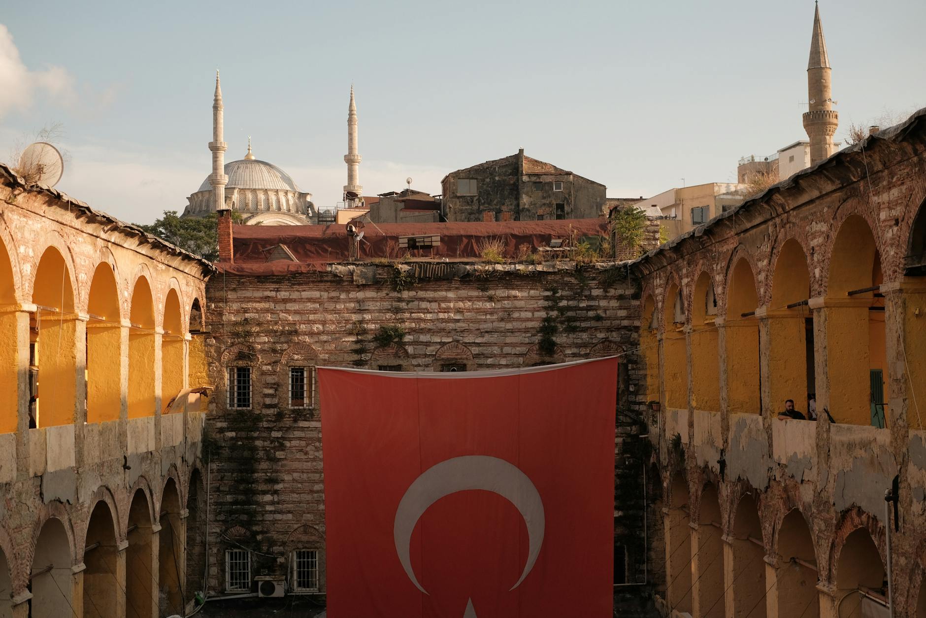 Blick durch Arkaden einer Karawanserei auf die Nuruosmaniye Moschee in Istanbul.