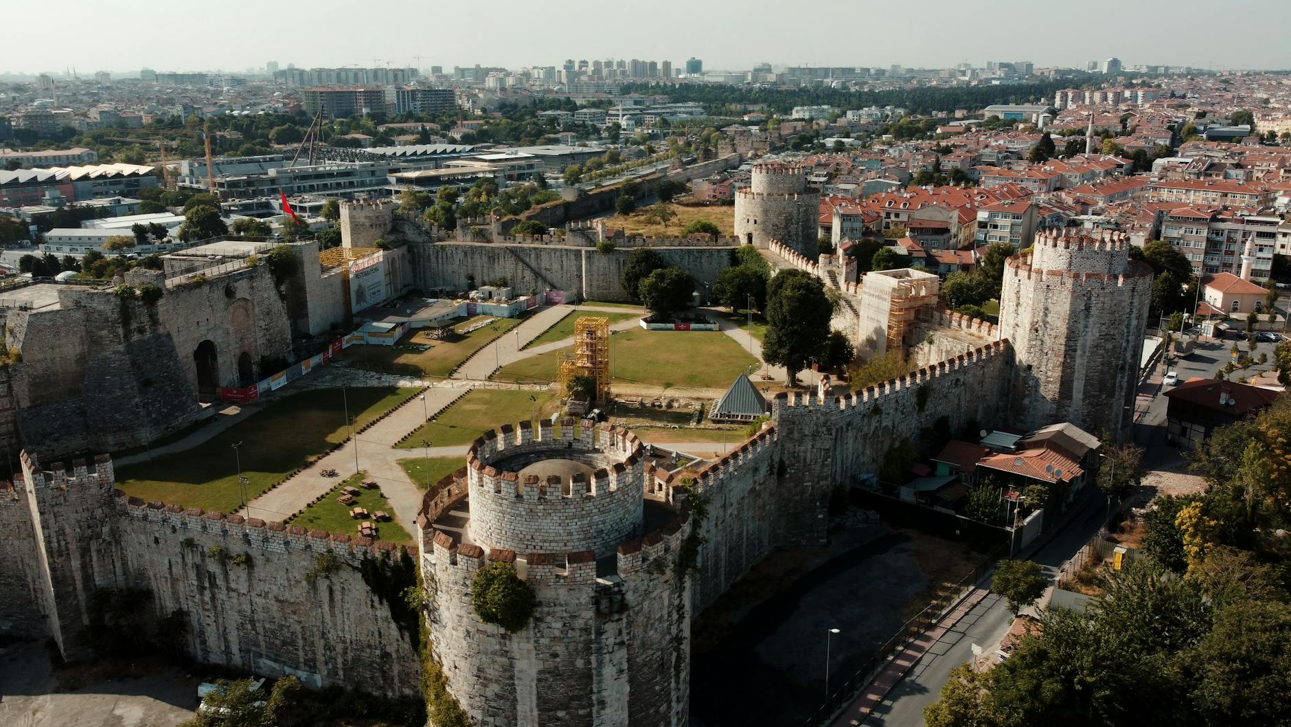 Weite Luftaufnahme der Yedikule Festung mit Blick auf die umliegenden Stadtviertel Istanbuls.