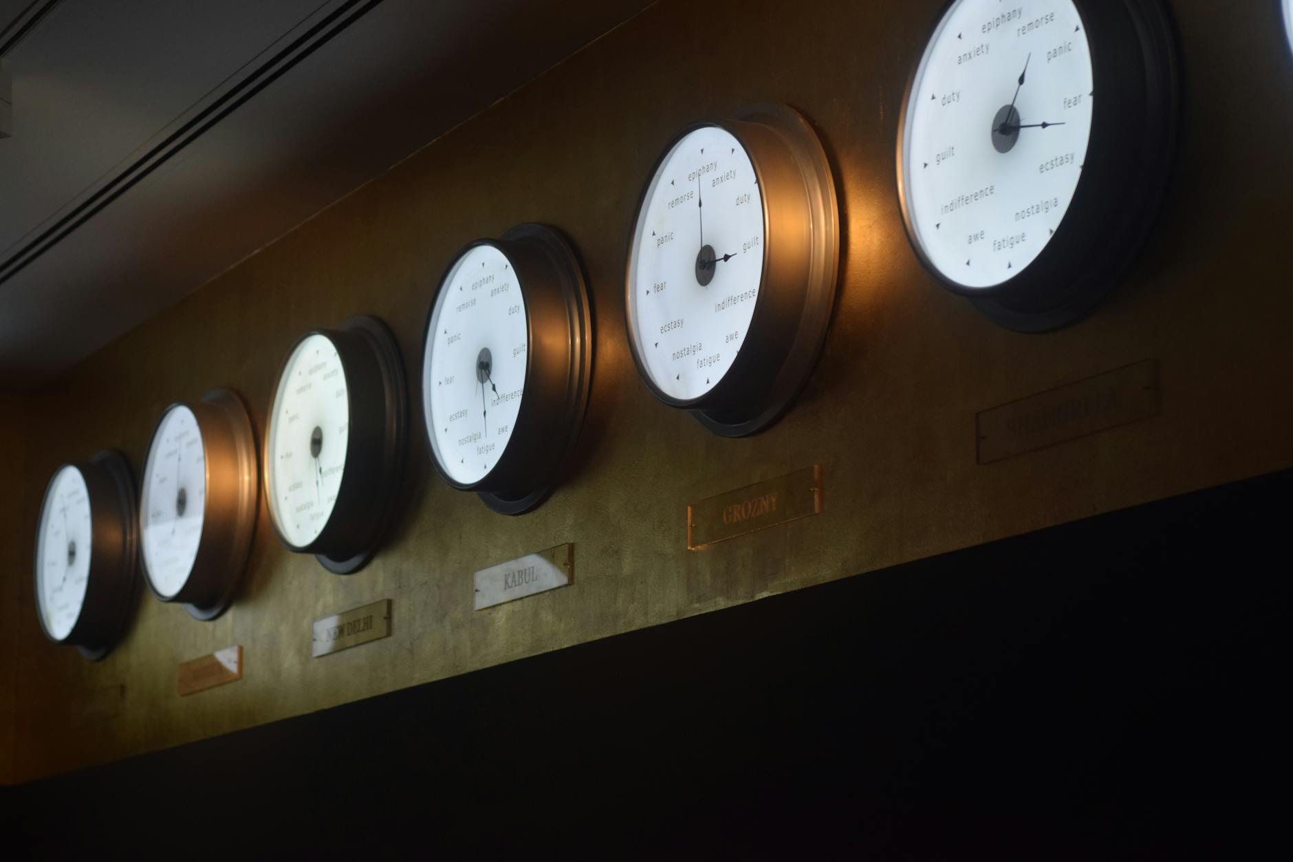 Zeitgenössische Kunstinstallation mit beleuchteten Uhren in der Ausstellung des Pera-Museums in Istanbul.