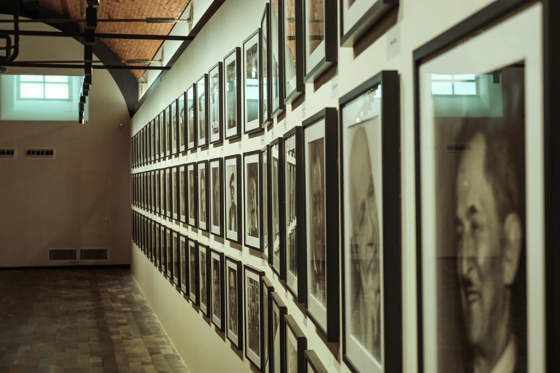 Eine Wand mit gerahmten Porträts in der Gemäldegalerie des Pera-Museums in Istanbul.