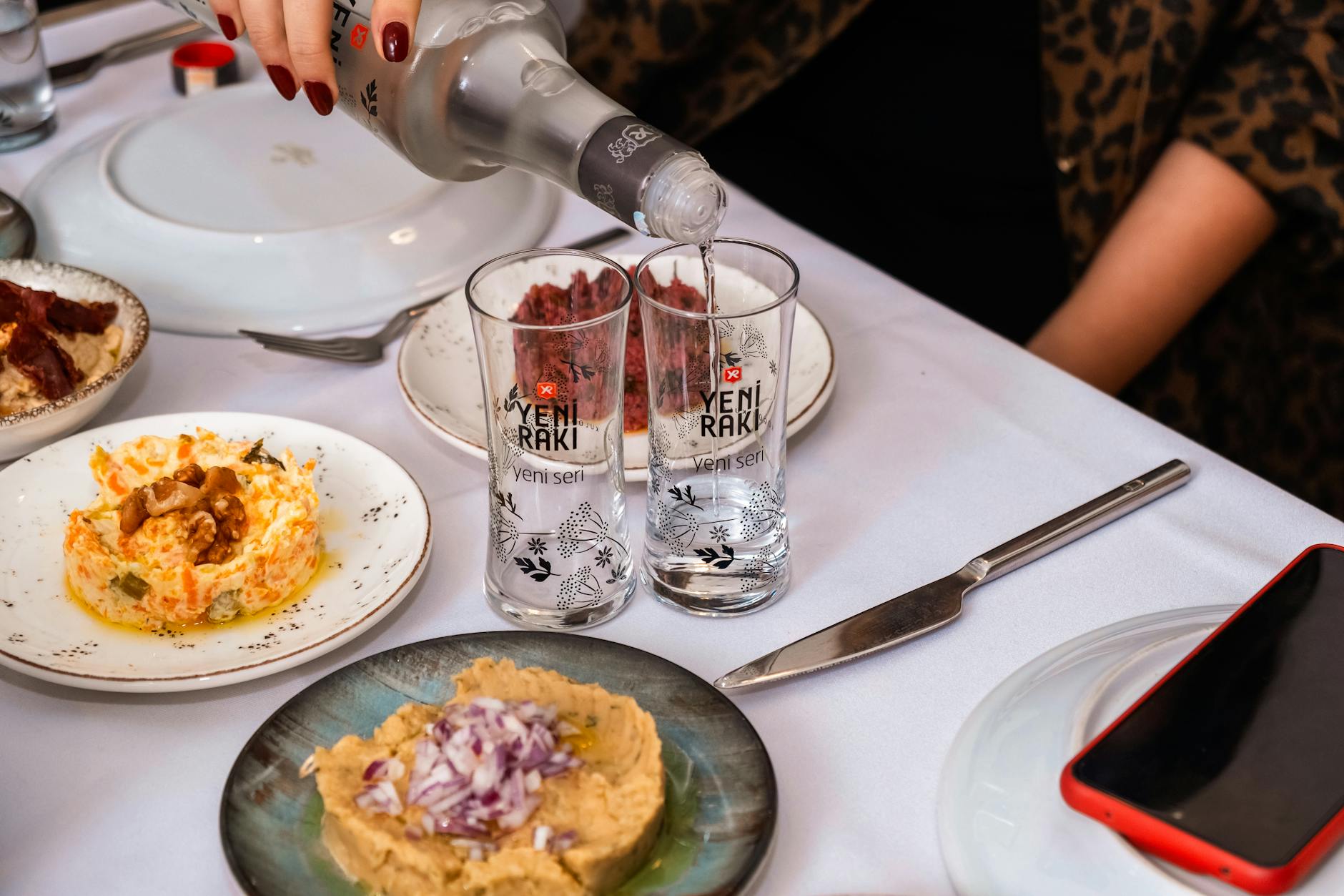 Reich gedeckter Tisch mit traditionellen Mezes und Rakı in einer Istanbuler Meyhane