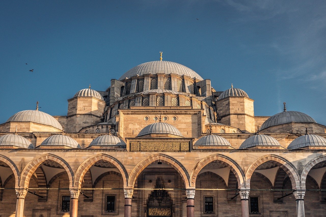Die beeindruckende Architektur der Süleymaniye-Moschee in Istanbul bei Tageslicht.