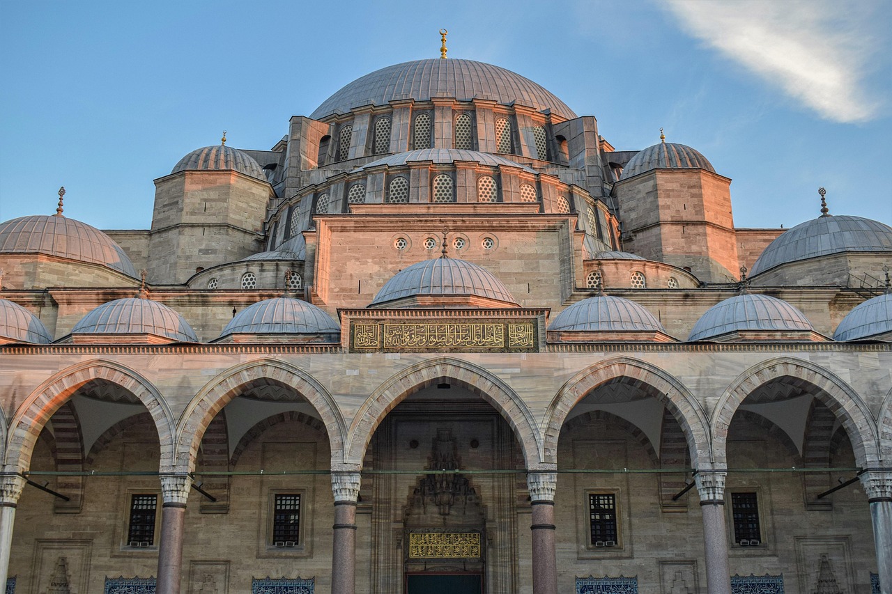 Etikette beim Moscheebesuch in Istanbul mit praktischen Hinweisen zu Kleidung und Gebetszeiten