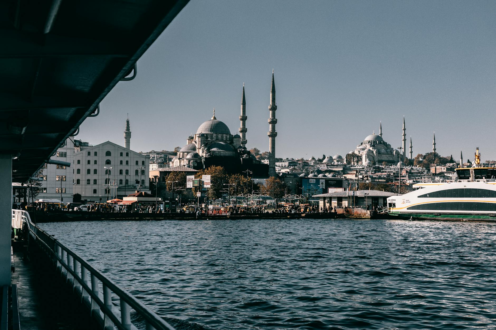 Blick vom Wasser auf die beeindruckende Süleymaniye Moschee in der Istanbuler Skyline.