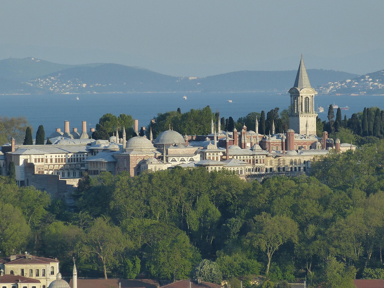 Blick auf den weitläufigen Komplex des Topkapı Palasts mit dem markanten Gerechtigkeitsturm.