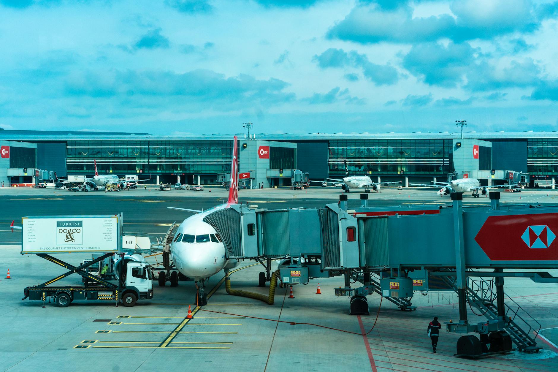 Mehrere Flugzeuge der Turkish Airlines stehen an den Gates des modernen Flughafens in Istanbul.