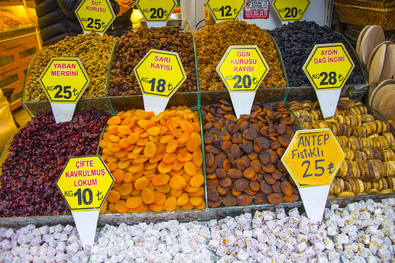 Türkischer Honig und getrocknete Früchte mit Preisschildern in Lira auf dem Istanbuler Basar.