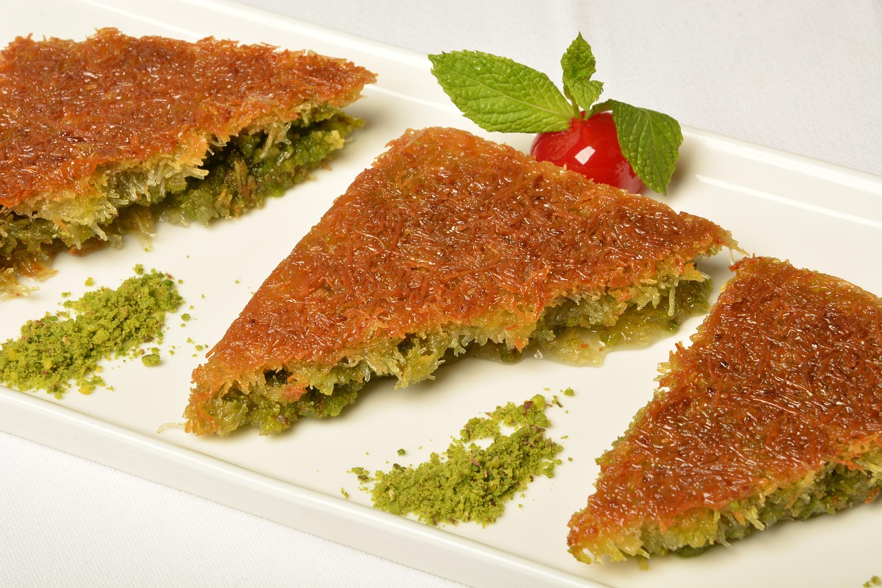 Drei Stücke türkisches Kunefe werden als Beispiel für Restaurant-Services in Istanbul serviert.