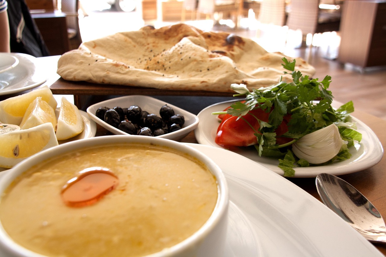 Echte Çorba in Istanbuls traditionellen Suppenküchen mit Tipps zu Sorten und fairen Preisen