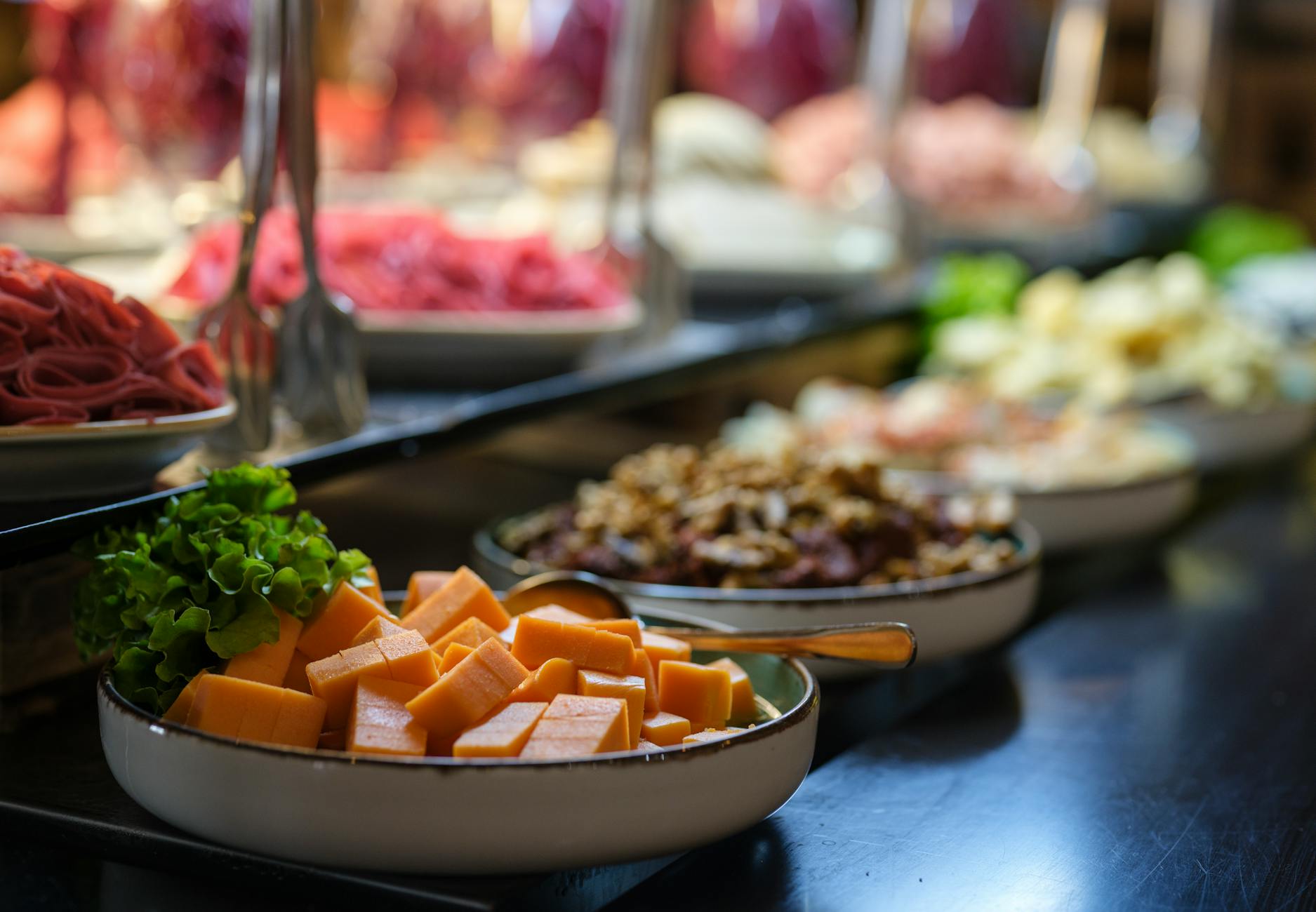 Verschiedene vegetarische Meze-Gerichte und Salate an einem typischen Buffet in Istanbul.