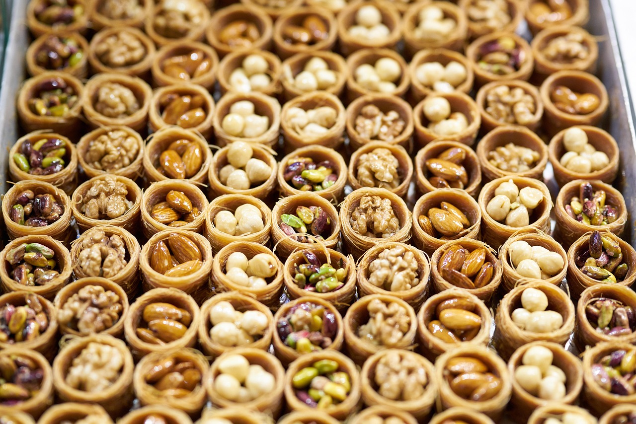 Traditionelle Teignester gefüllt mit Pistazien, Walnüssen und Haselnüssen in Istanbul.