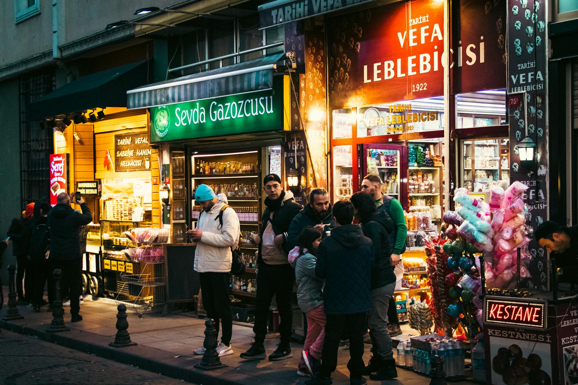 Ein kleiner Kiosk in Istanbul verkauft Wasserflaschen und Snacks an Passanten auf der Straße.