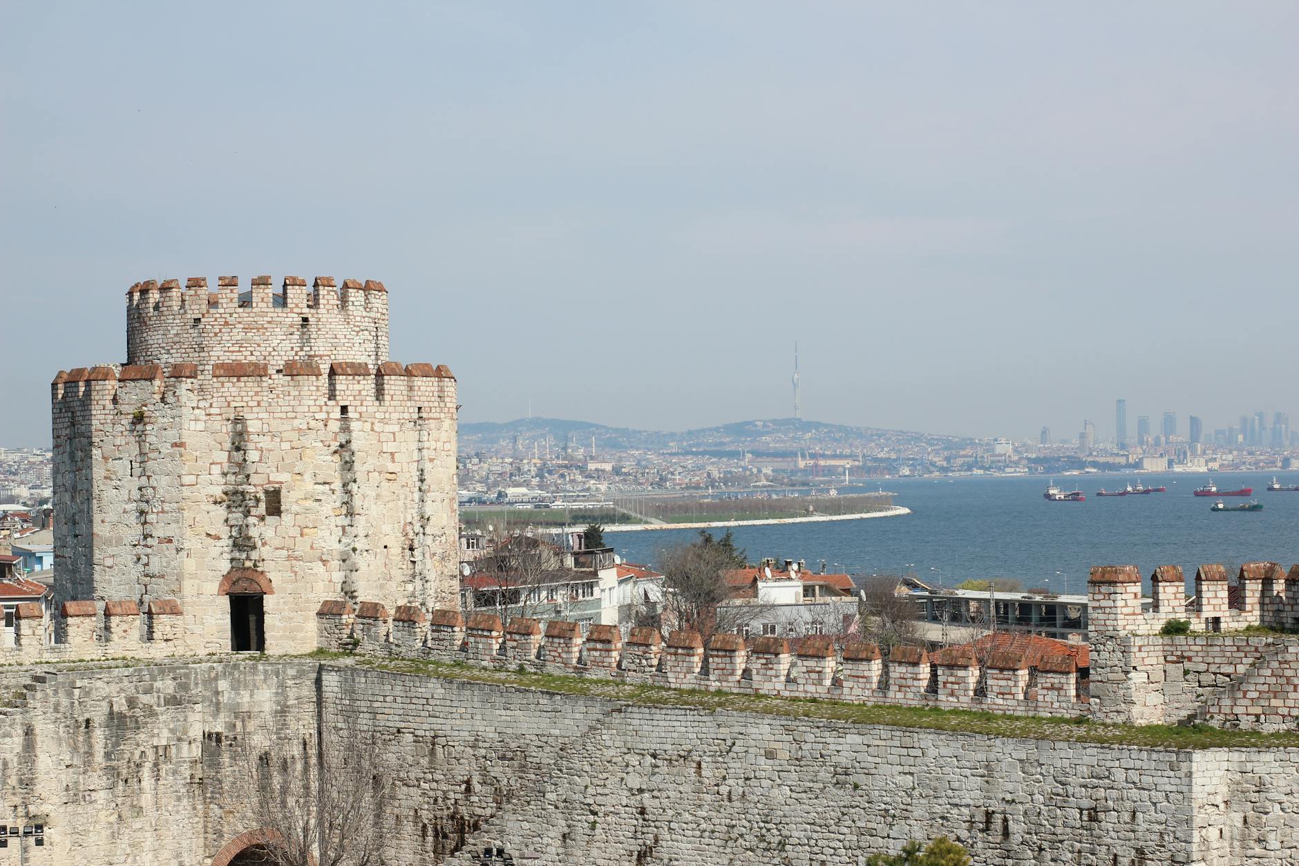 Blick von der Yedikule-Festung auf das Marmarameer und die Skyline von Istanbul.