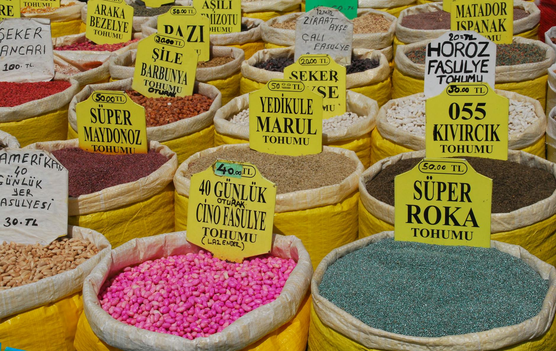 Bunte Säcke mit Pflanzensamen auf einem traditionellen Markt im Viertel Yedikule.